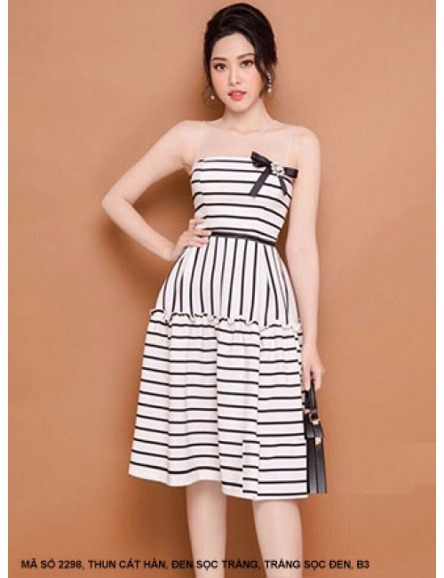 Đầm Sọc Trắng Đen Đính Nơ Ngực Xinh Xắn - 2298