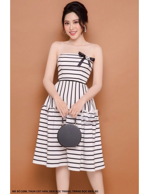 Đầm Sọc Trắng Đen Đính Nơ Ngực Xinh Xắn - 2298
