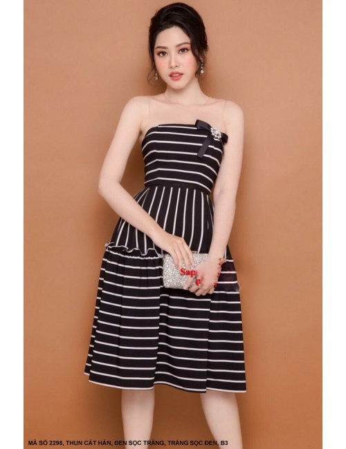 Đầm Sọc Trắng Đen Đính Nơ Ngực Xinh Xắn - 2298