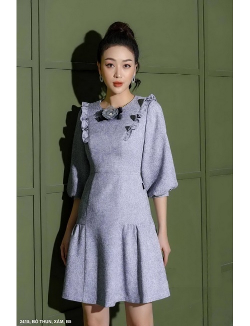 Đầm Suông Tay Lở Đính Hoa Hồng Trước Ngực - 2415