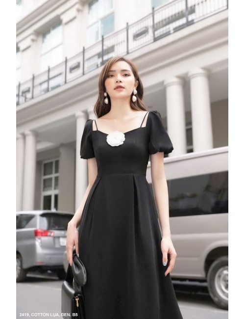 Đầm Xòe Tay Ngắn Cổ Vuông Đính Hoa Giữa Ngực - 2419