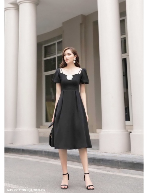 Đầm Xòe Tay Ngắn Cổ Vuông Đính Hoa Giữa Ngực - 2419