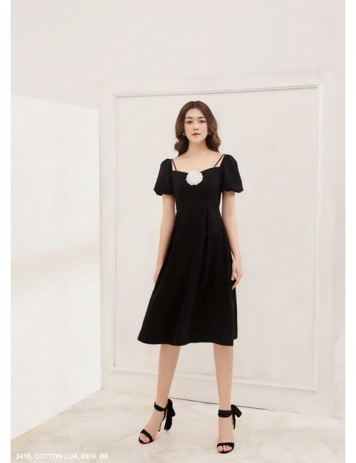 Đầm Xòe Tay Ngắn Cổ Vuông Đính Hoa Giữa Ngực - 2419
