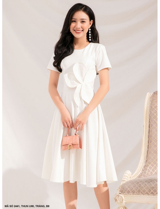Đầm Xòe Tay Ngắn Đính Hoa Mai Lớn Bên Eo - 2441