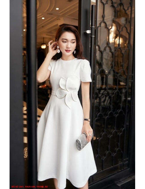 Đầm Xòe Tay Ngắn Đính Hoa Mai Lớn Bên Eo - 2441