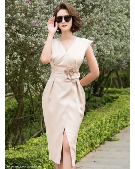 Đầm Cổ Tim Eo Đính Bông Xẻ Tà - 2442