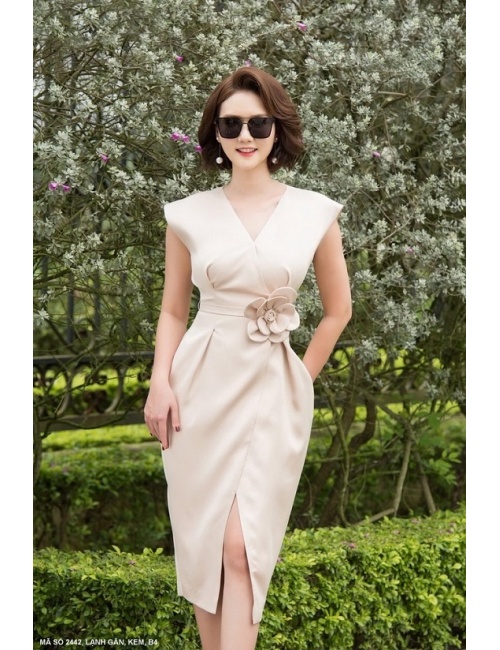 Đầm Cổ Tim Eo Đính Bông Xẻ Tà - 2442