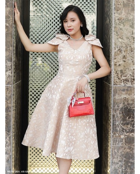 Đầm Xòe Cổ Tim Đính Hoa Hồng 2 Vai - 2521