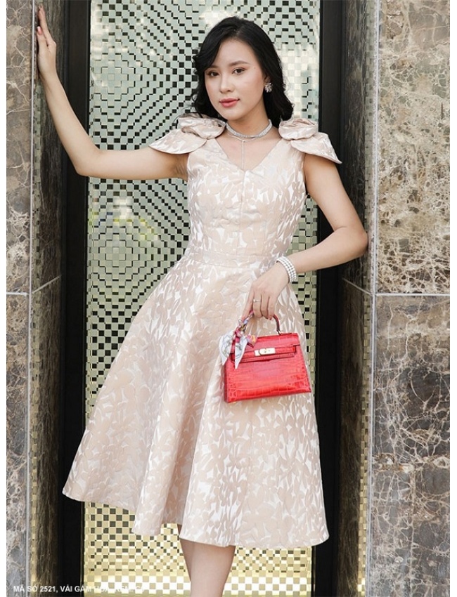 Đầm Xòe Cổ Tim Đính Hoa Hồng 2 Vai - 2521