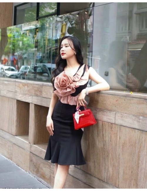 Đầm Ôm Sát Nách Phối Hoa Voan Trước Ngực - 2528