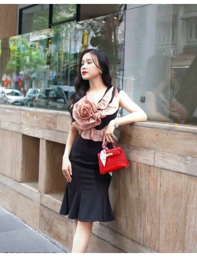 Đầm Ôm Sát Nách Phối Hoa Voan Trước Ngực - 2528