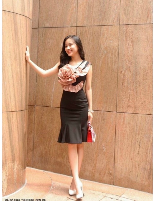 Đầm Ôm Sát Nách Phối Hoa Voan Trước Ngực - 2528