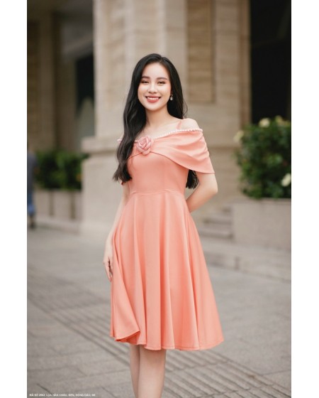 Đầm Xòe Vai Choàng Đính Ngọc Trai Và Hoa Hồng - 2562