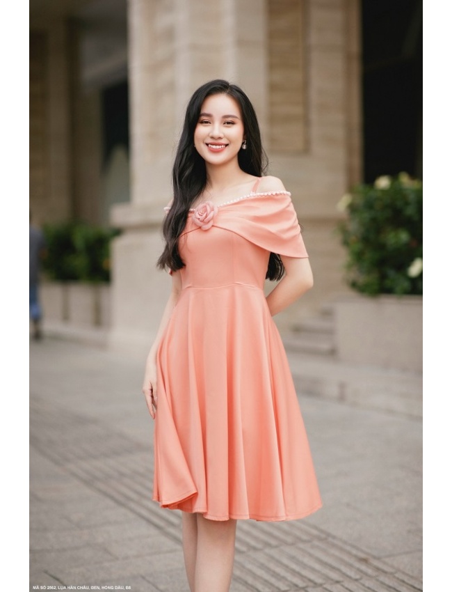 Đầm Xòe Vai Choàng Đính Ngọc Trai Và Hoa Hồng - 2562