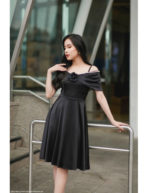 Đầm Xòe Vai Choàng Đính Ngọc Trai Và Hoa Hồng - 2562
