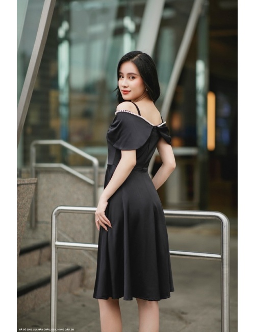 Đầm Xòe Vai Choàng Đính Ngọc Trai Và Hoa Hồng - 2562