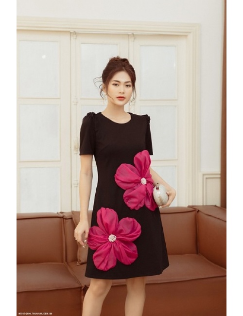 Đầm Suông Tay Ngắn Thân Đính 2 Bông Sen Lớn - 2699