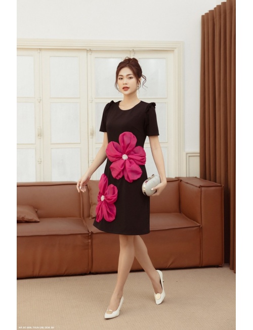 Đầm Suông Tay Ngắn Thân Đính 2 Bông Sen Lớn - 2699