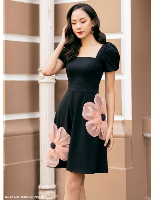 Đầm Cổ Vuông Tay Ngắn Đính 2 Hoa Lớn Trên Thân - 2480