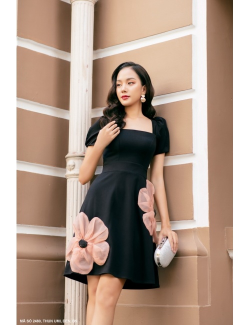 Đầm Cổ Vuông Tay Ngắn Đính 2 Hoa Lớn Trên Thân - 2480