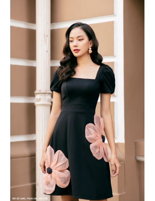 Đầm Cổ Vuông Tay Ngắn Đính 2 Hoa Lớn Trên Thân - 2480