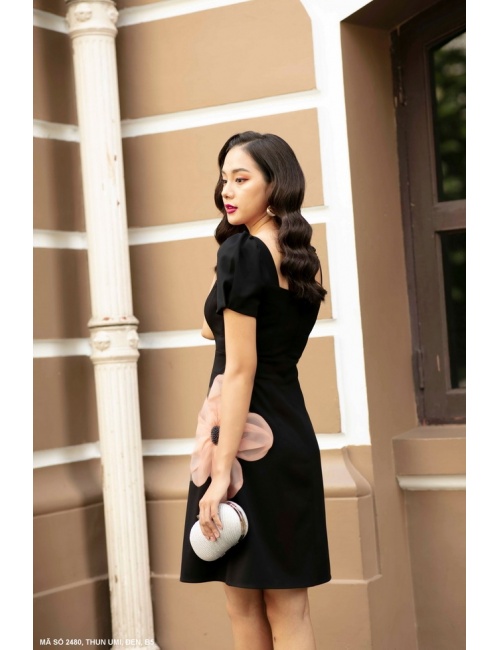 Đầm Cổ Vuông Tay Ngắn Đính 2 Hoa Lớn Trên Thân - 2480