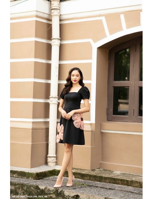 Đầm Cổ Vuông Tay Ngắn Đính 2 Hoa Lớn Trên Thân - 2480