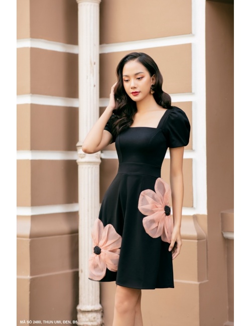 Đầm Cổ Vuông Tay Ngắn Đính 2 Hoa Lớn Trên Thân - 2480
