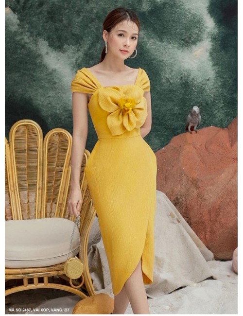 Đầm Ôm 2 Dây Lớn Dún Dính Hoa Trước Ngực - 2487.
