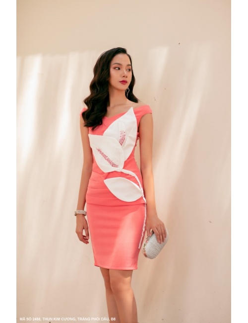 Đầm Ôm Cổ Rộng Đính 2 Hoa Ly Ly - 2488