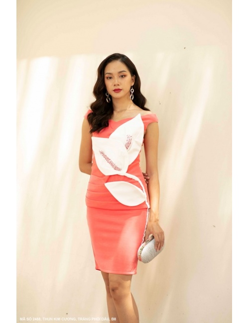Đầm Ôm Cổ Rộng Đính 2 Hoa Ly Ly - 2488