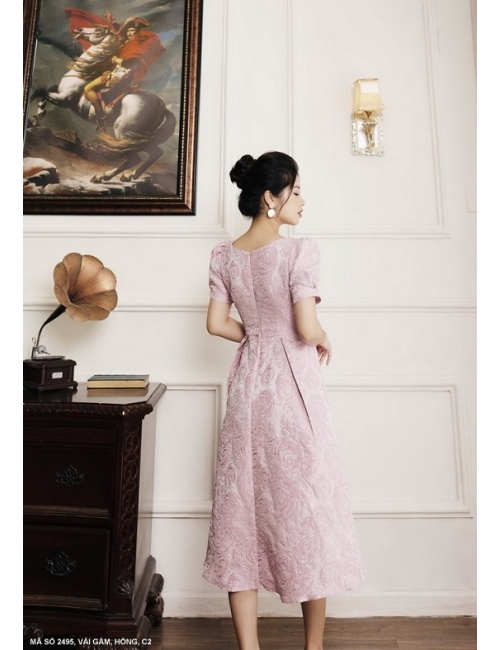 Đầm Gấm Cổ Vuông Tay Ngắn Phồng Đính Nơ Lớn Trước Ngực - 2495
