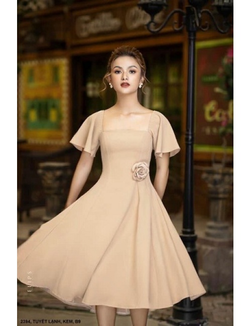 Đầm Xòe Cổ Vuông Tay Ngắn Đính Hoa Hồng Trước Ngực - 2394