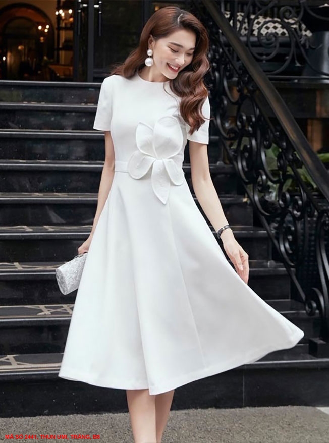 Đầm Xòe Tay Ngắn Đính Hoa Mai Lớn Bên Eo - 2441 (2441) chụp thực tế - Thời Trang Minh Ngọc