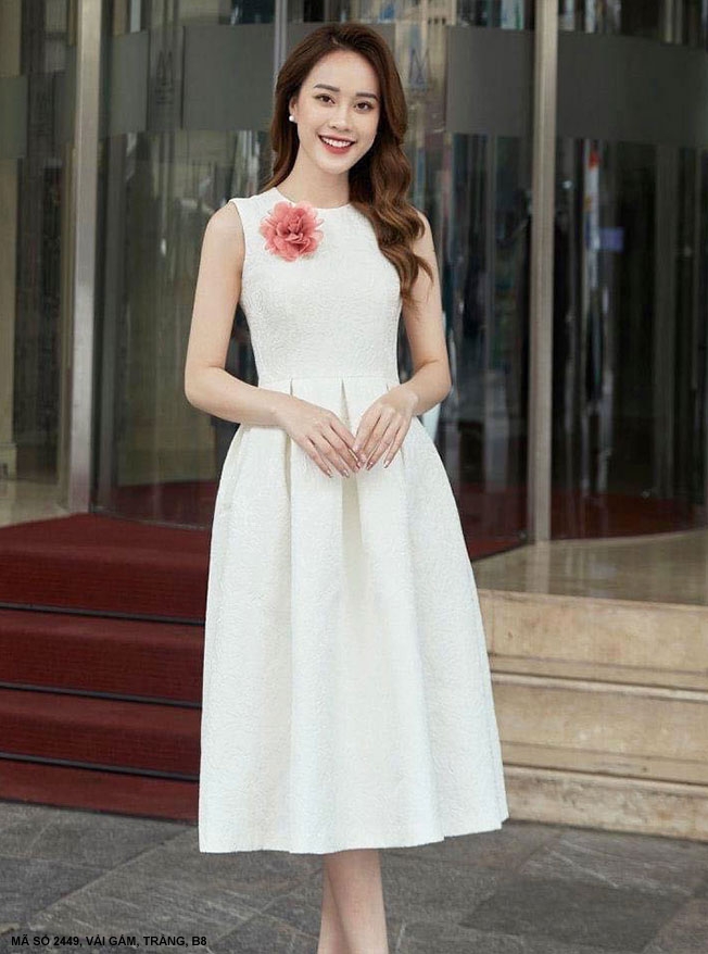 Đầm Xòe Sát Nách Đính Hoa Hồng Trên Ngực - 2449 (2449) chụp thực tế - Thời Trang Minh Ngọc
