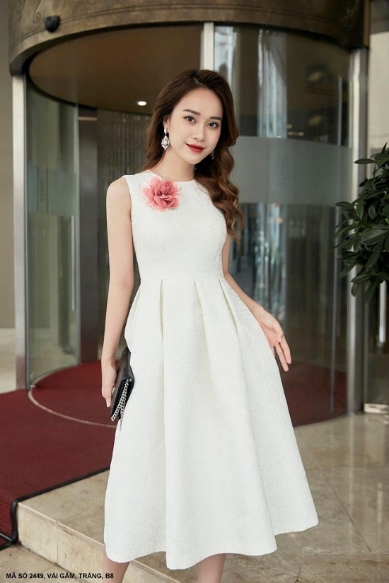 Đầm Xòe Sát Nách Đính Hoa Hồng Trên Ngực - 2449 (2449) chụp thực tế - Thời Trang Minh Ngọc