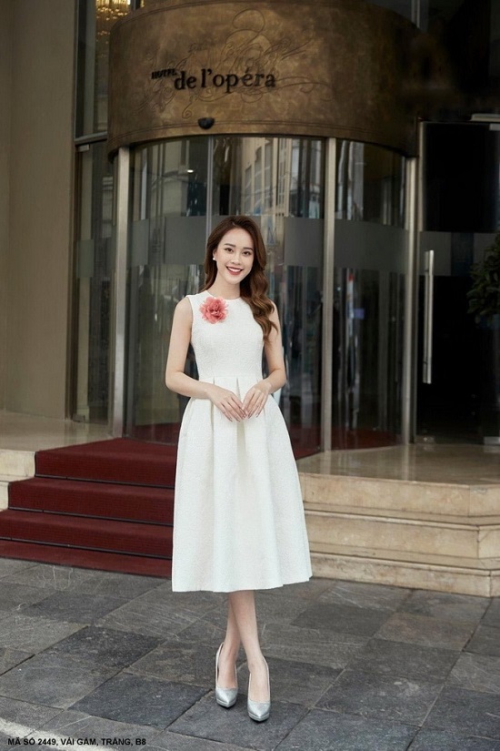 Đầm Xòe Sát Nách Đính Hoa Hồng Trên Ngực - 2449 (2449) chụp thực tế - Thời Trang Minh Ngọc