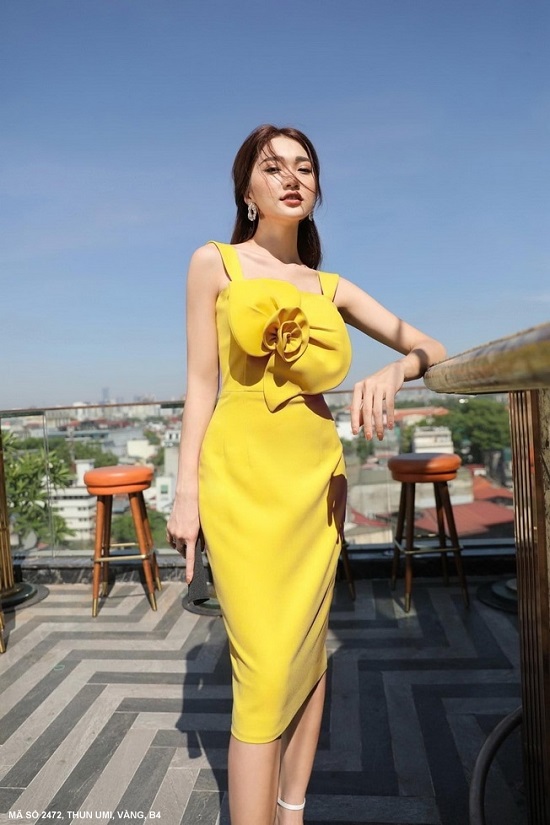 Đầm Ôm 2 Dây Đính Hoa Lớn Trước Ngực - 2472 (2472) chụp thực tế - Thời Trang Minh Ngọc