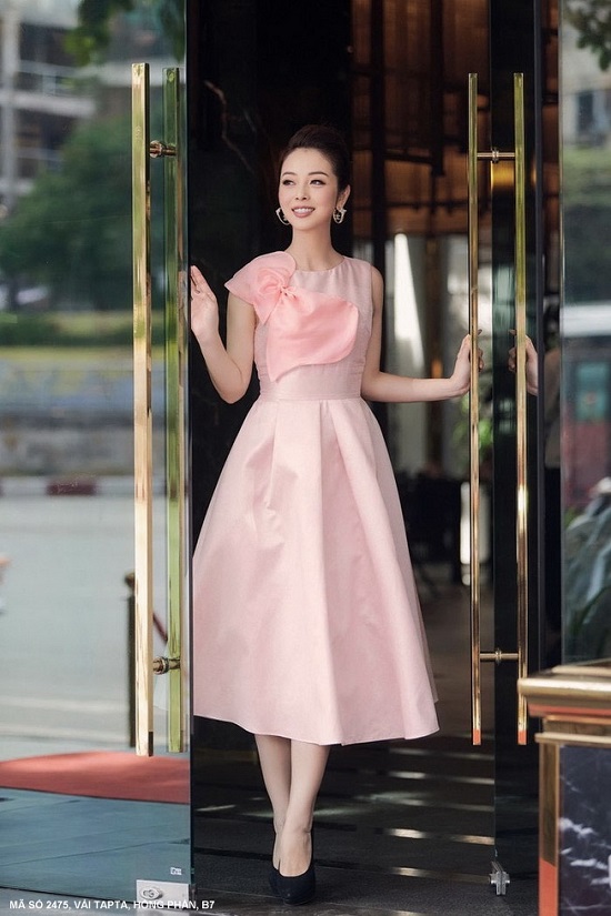Đầm Xòe Sát Nách Đính Nơ Trước Ngực - 2475 - 2475 chụp thực tế tại Thời Trang Minh Ngọc