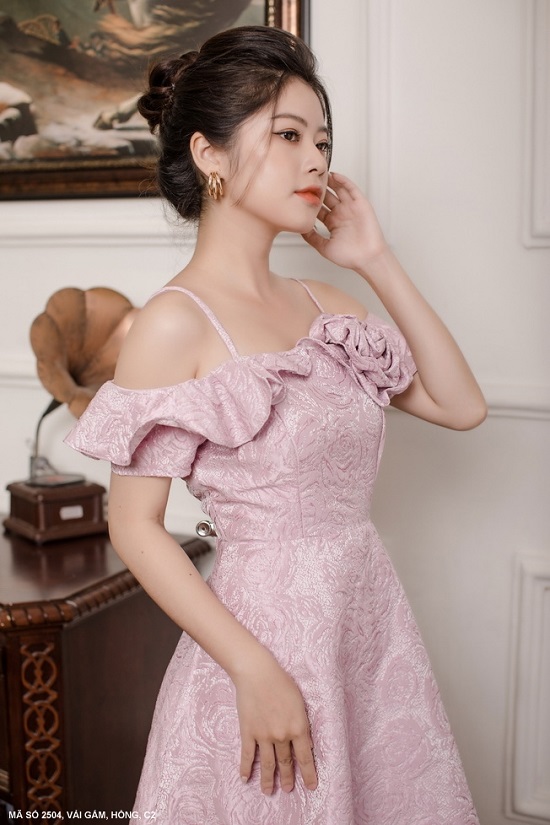 Đầm Xòe 2 Dây Rớt Vai Đính Hoa Hồng Trước Ngực - 2504 (2504) chụp thực tế - Thời Trang Minh Ngọc