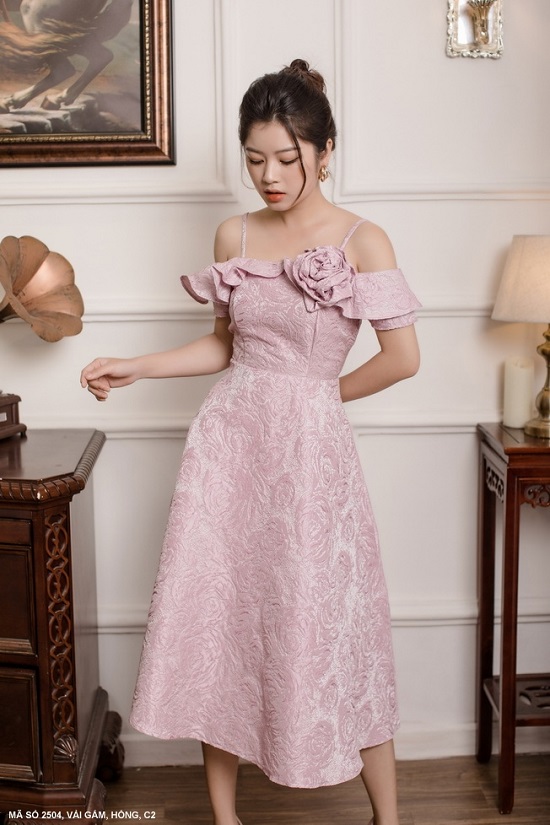 Đầm Xòe 2 Dây Rớt Vai Đính Hoa Hồng Trước Ngực - 2504 (2504) chụp thực tế - Thời Trang Minh Ngọc