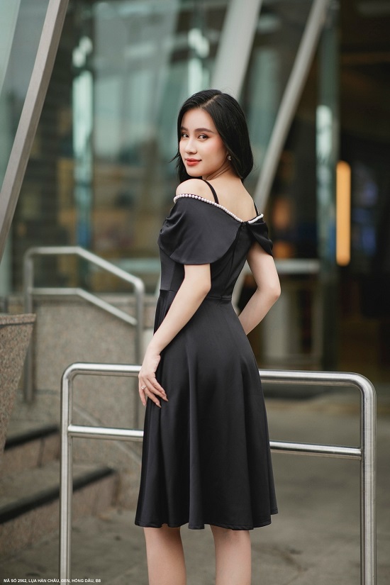 Đầm Xòe Vai Choàng Đính Ngọc Trai Và Hoa Hồng - 2562 (2562) chụp thực tế - Thời Trang Minh Ngọc