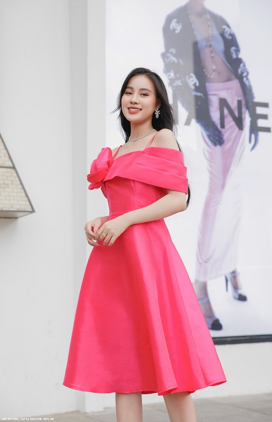 Đầm Xòe Trễ Vai Đính Hoa Hồng - 2584 (2584) chụp thực tế - Thời Trang Minh Ngọc