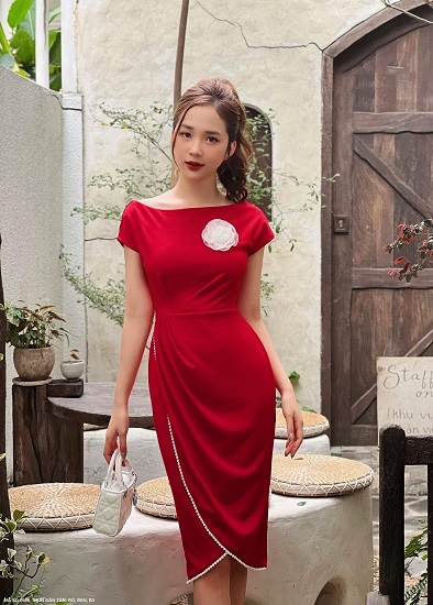 Đầm Dơi Viền Dây Ngọc Trai Ngực Đính Hoa Hồng - 2656 (2656) chụp thực tế - Thời Trang Minh Ngọc