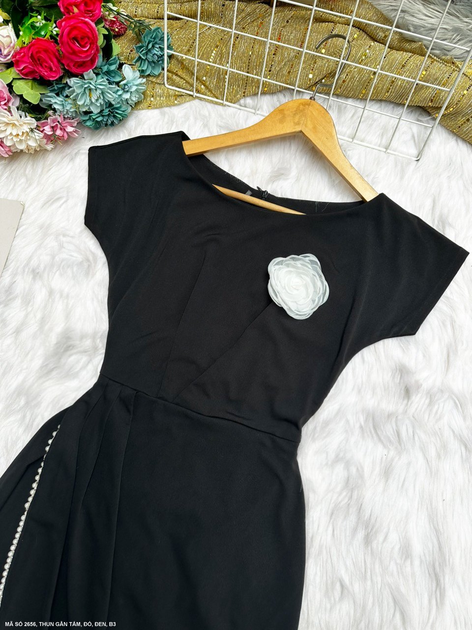 Đầm Dơi Viền Dây Ngọc Trai Ngực Đính Hoa Hồng - 2656 (2656) chụp thực tế - Thời Trang Minh Ngọc