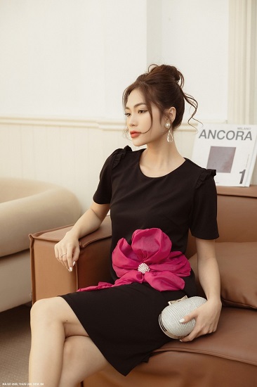 Đầm Suông Tay Ngắn Thân Đính 2 Bông Sen Lớn - 2699 (2699) chụp thực tế - Thời Trang Minh Ngọc