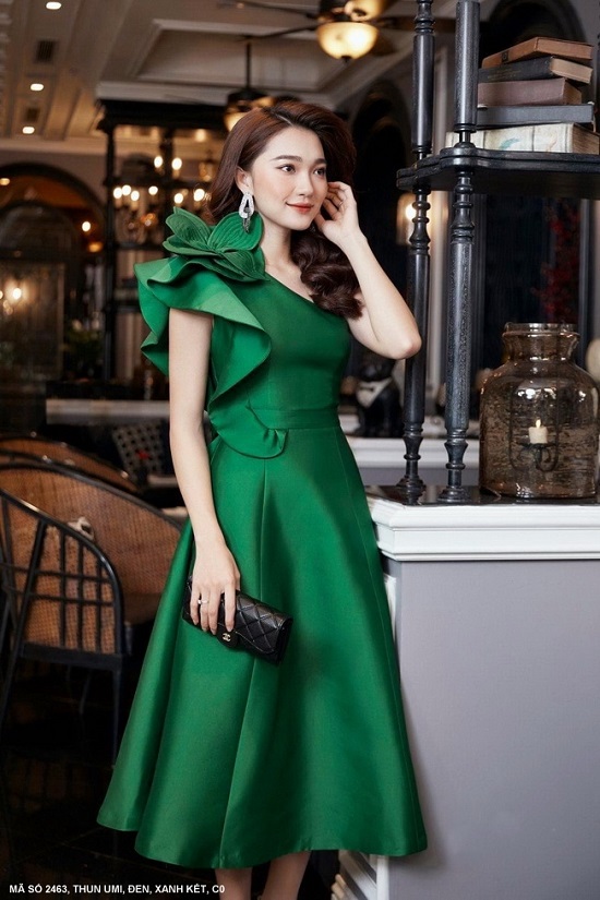 Đầm Xòe Cổ Xéo Vai Đính Hoa Lớn - 2463 - 2463 chụp thực tế tại Thời Trang Minh Ngọc