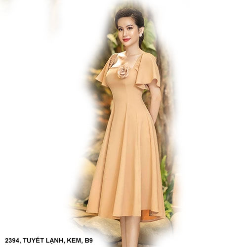 Đầm Xòe Cổ Vuông Tay Ngắn Đính Hoa Hồng Trước Ngực - 2394 (2394) chụp thực tế - Thời Trang Minh Ngọc