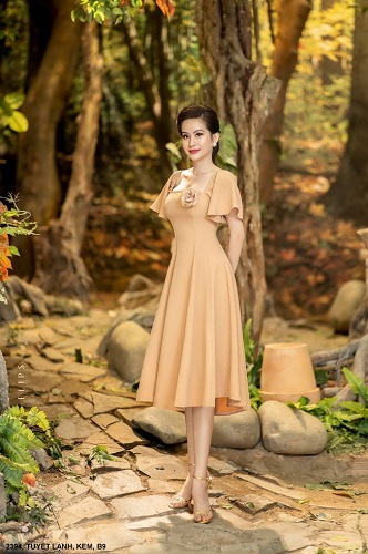 Đầm Xòe Cổ Vuông Tay Ngắn Đính Hoa Hồng Trước Ngực - 2394 (2394) chụp thực tế - Thời Trang Minh Ngọc