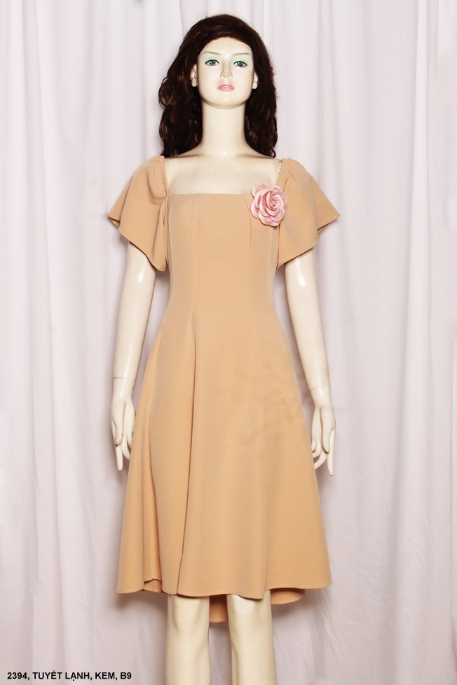 Đầm Xòe Cổ Vuông Tay Ngắn Đính Hoa Hồng Trước Ngực - 2394 (2394) chụp thực tế - Thời Trang Minh Ngọc